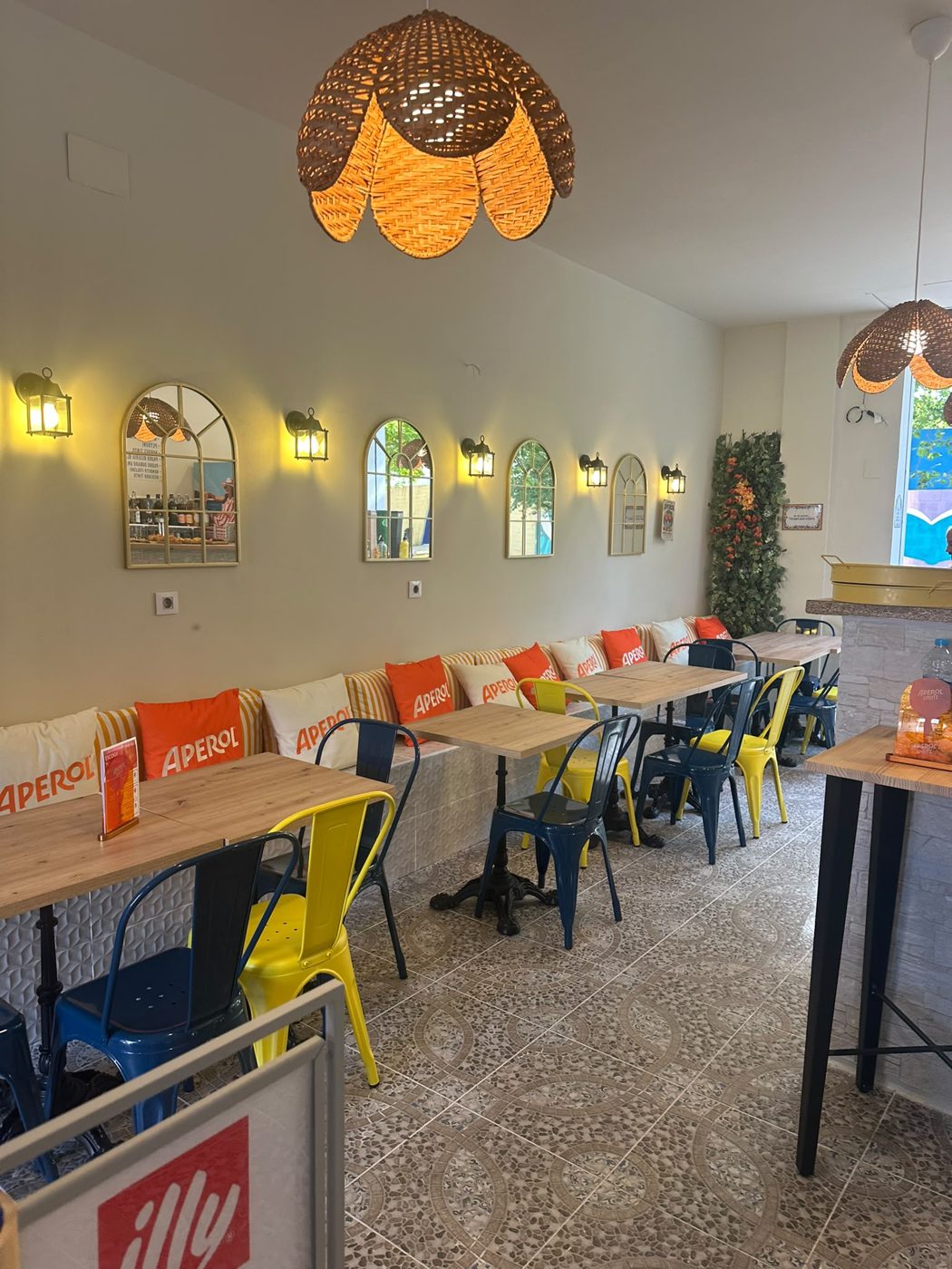 Las mesas del interior de La Bianca
