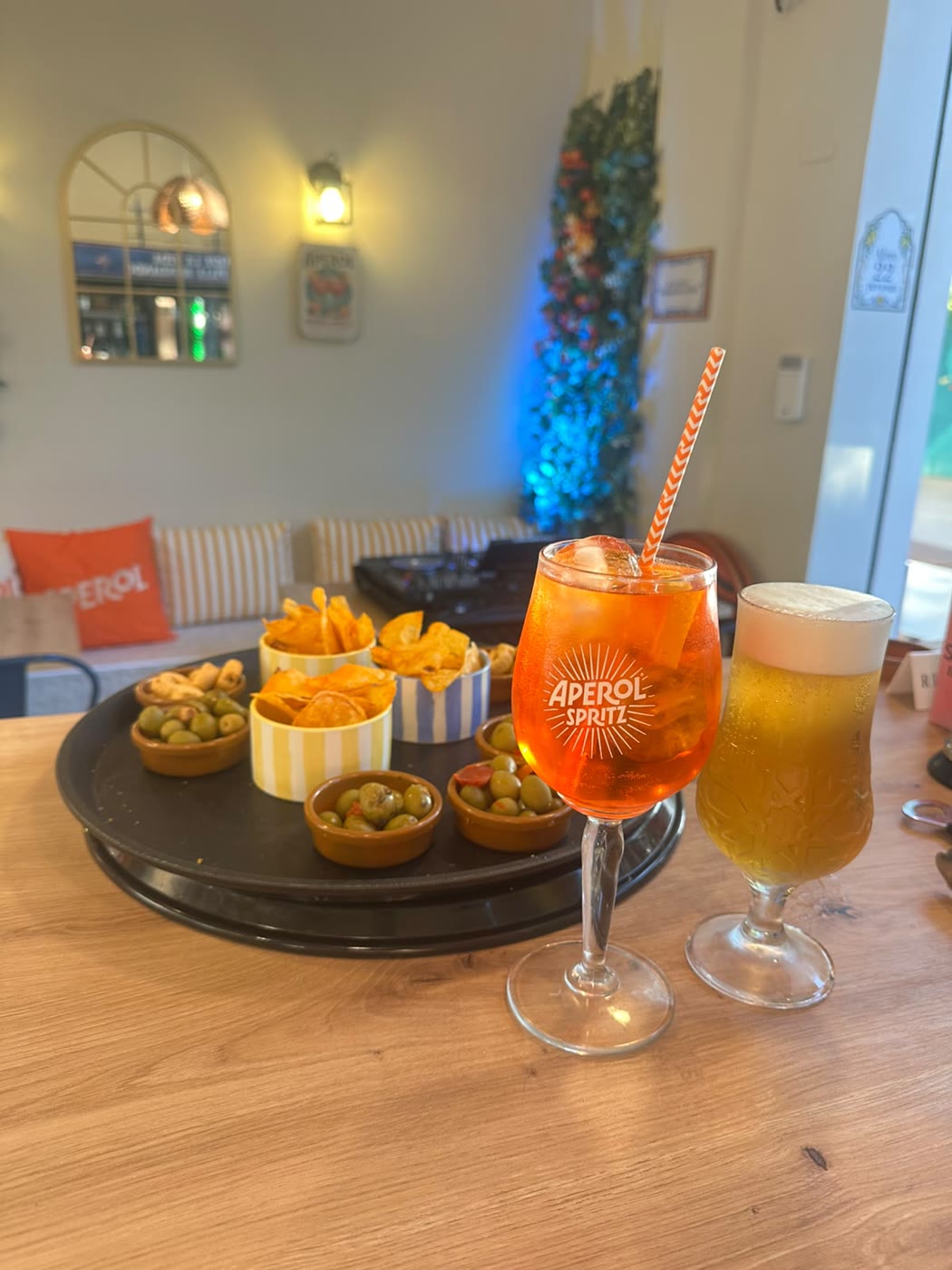 Aperol Spritz y caña con aperitivo en la barra