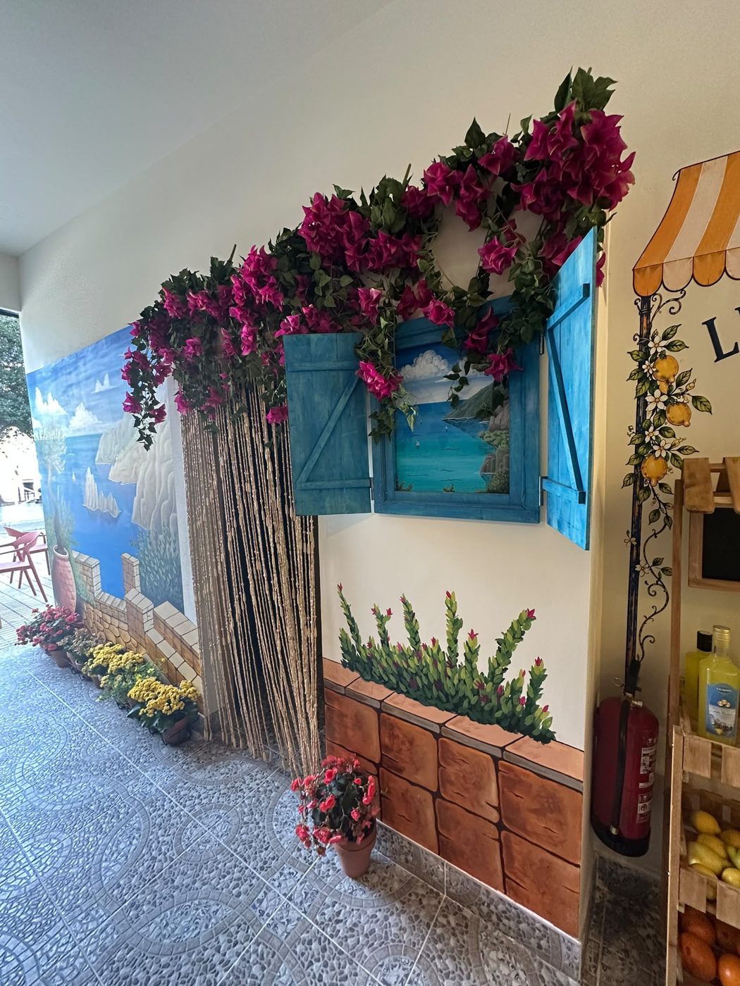 La ventana azul con buganvilla