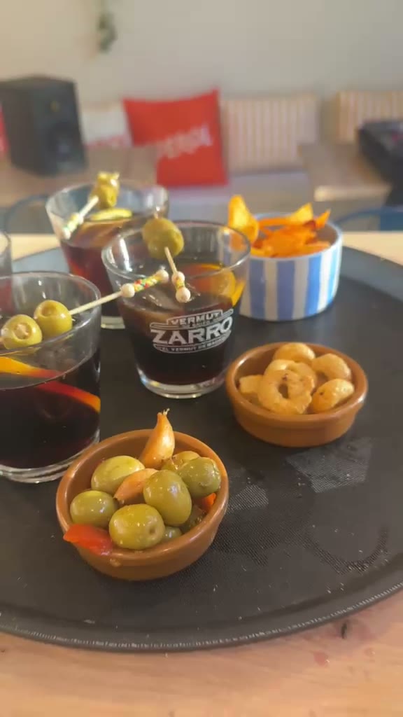Vermuts Zarro con aceitunas y aperitivo