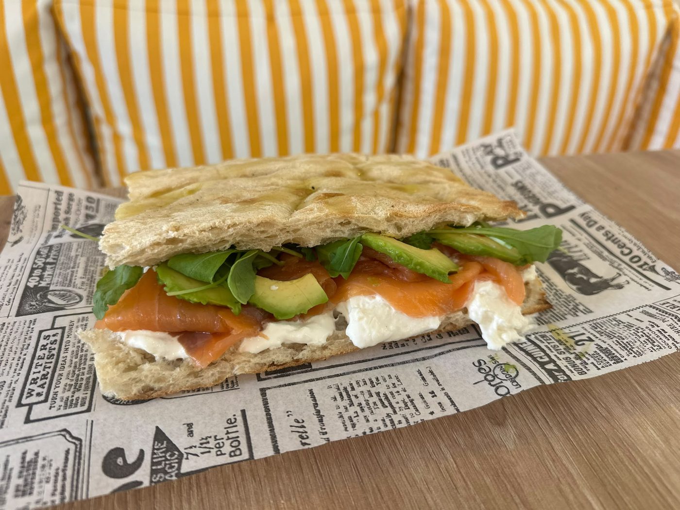 Focaccia Speciale con aguacate, burrata y salmón